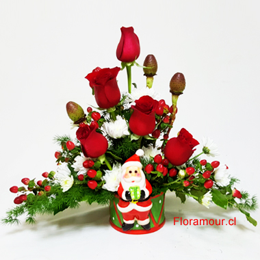 Tierno arreglo de rosas y complementos montado en base cerámica con figura de Viejito Pascuero. Arreglo mediano pequeño durable en forma de arrimo para regalo, saludo navideño o medio centro de mesa. Solo Santiago